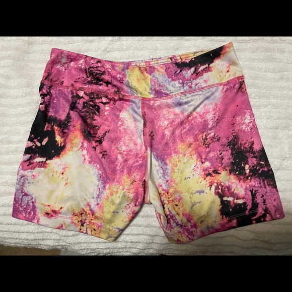 Woman’s exercise shorts - Picture 2 of 6